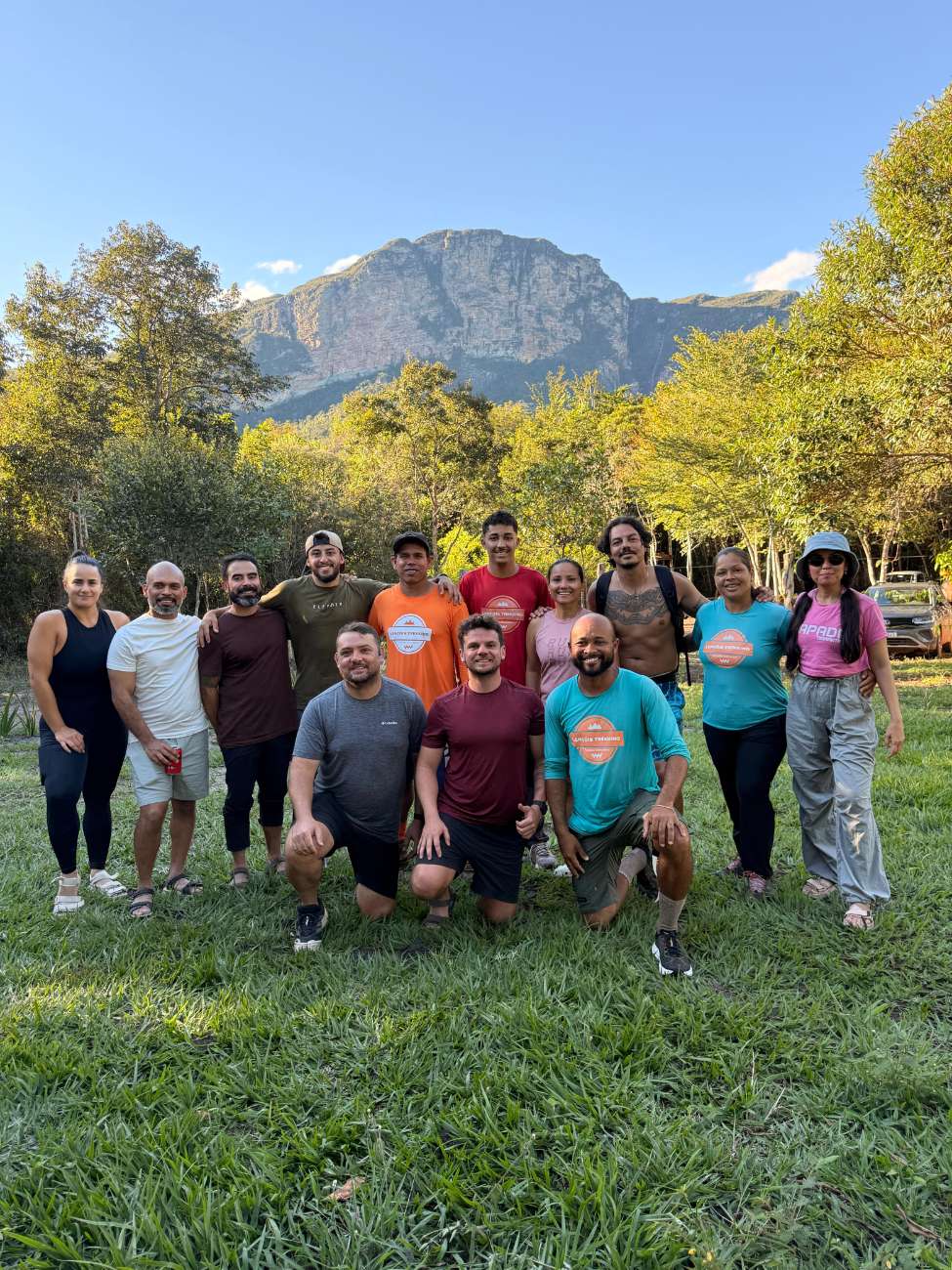 Grupo de viajeros frente a una montaña en la Chapada Diamantina